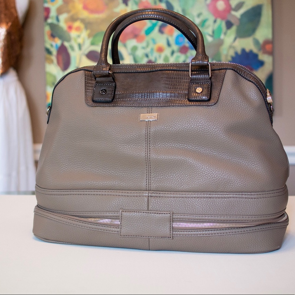 Jewell by Thirty-One Zipper bottom satchel.